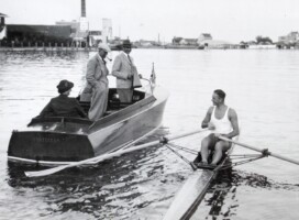 1936, Nederlands Kampioen skiff Hans ten Houten en coach Adams, geheel rechts in de boot
