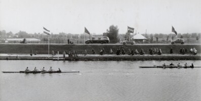 1937, winnaar Amsterdamse vieren, Albert Ebels (boeg), Henk van der Meer, Johan Janssen Georg Schiller (slag) en Adriaan Kooymans (stm)
