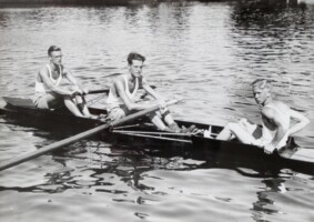 1940, Oude Twee, kampioen van Nederland 1939-1940. Henk van der Meer (boeg), Frans Borghols (slag) en Adriaan Kooymans (stm). In de A.D. Meyjes.