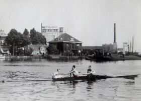 1940, Oude Twee, kampioen van Nederland 1939-1940. Henk van der Meer (boeg), Frans Borghols (slag) en Adriaan Kooymans (stm). In de A.D. Meyjes.