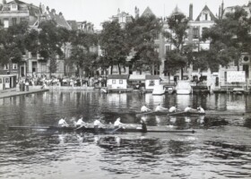 1940. Dames Stijl - Snelvier Willem3. H. Brink (boeg), Puck Kunst, Greet Groenwoudt, Bep Stom (slag) en P. te Kaat (stv)
