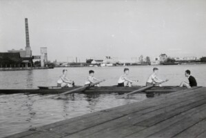 1941 Lichte Vier: A. Kooijmans (boeg'), A. Lex van Dale, W C van Rossum, Eddy Palmboom
(slag) en E. Alderse Baes (st.)??