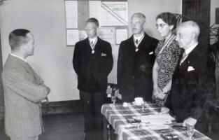 1942 Het Bestuur, vlnr ??, ??, Willem Heyink, Bep Stom, Carel W Kok