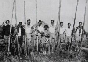 1943, Acht Zaandam, vlnr: Coos Bethe (bg), Lex van Dale, Herman Coerman, Henk van der Meer, Georg Schiller, Willem Maagdenberg, Guus Helmers, Frans Borghols (slag), stuurvrouw Bobby van der Meer-Schutte( stv)