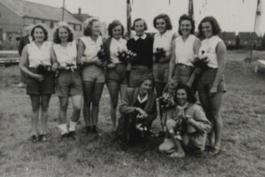 1943 Zaandam. Damesacht, vlnr: Bette de Gaay, Annie Oostveen, Bertha Vermeyden, Tonny Rikken, Greet Groenwoudt, Bep Brinkhuis, Ans Alberts-Janning, Bebbie Hogenboom (sl.), (Bobby van der Meer-Schutte)