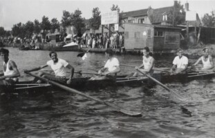 1943 Acht Zaandam: vrnl: Herman Coerman, Henk van der Meer, Georg Schiller, Willem Maagdenberg, Guus Helmers, Frans Borghols (slag)