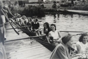 1946, Zaandam. Damesacht, vlnr: Bette de Gaay, Annie Oostveen, Bertha Vermeyden, T.onny Rikken, Greet Groenwoudt, Bep Brinkhuis, Ans Alberts-Janning, Bebbie Hogenboom (sl.), (Bobby van der Meer-Schutte)