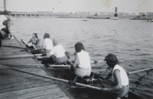 1947, Bosbaan, Dubbelvier met Bobby van der Meer (stv), Greet Dusseldorp (slag), Bep Stom, Bep Brinkhuis en A Kooi (boeg)