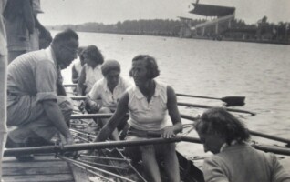 1947, Bosbaan, Kampioenschap Dubbelvier: vlnr A Kooi, Bep Brinkhuis, Bep Stom, Greet Dusseldorp (slag)