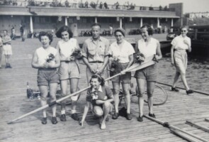 1947, Bosbaan, Kampioenschap Dubbelvier: vlnr: A Kooi, Bep Brinkhuis, Cees Dusseldorp, Bep Stom, Greet Dusseldorp op haar knieën Bobby van der Meer
