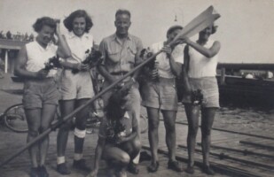 1947 A Kooi, Bep Brinkhuis, Cees Dusseldorp, Bep Stom, Greet Dusseldorp op haar knieën Bobby van der Meer