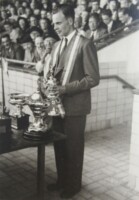 1948, Tom Neumeier neemt de Hollandbeker in ontvangst