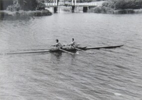 1948. Bosbaan. Henk van de Meer (boeg), Tom Neumeier (slag)