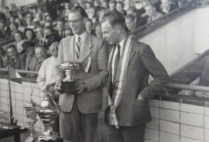 1948. Bosbaan. Henk van de Meer (links), Tom Neumeier (rechts). Welke prijs zal dit zijn?