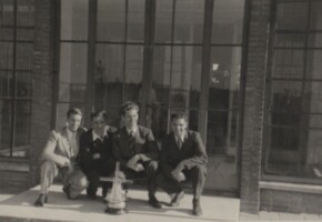 1947, Bosbaan, Kampioenen ongestuurde vier: vrnl. Lex Heemskerk (slag), Hans Albers, Piet van Schelt, Rob Jansen (boeg)