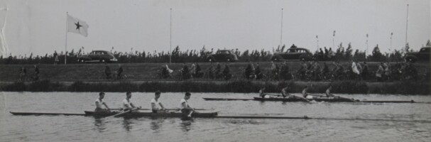 1947, Bosbaan, Kampioenen ongestuurde vier: Lex Heemskerk (slag), Hans Albers, Piet van Schelt, Rob Jansen (boeg)