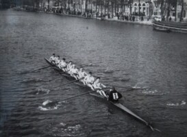1948 Headacht: Van Boeg naar Slag (vlnr): Guus van Dale, Piet van Schelt, Henk Alberts, Wim van der Bunt, Tom Neumeijer, Herman Coerman, Henk van der Meer, Lex Heemskerk (slag), Eddy Palmboom (stuurman)