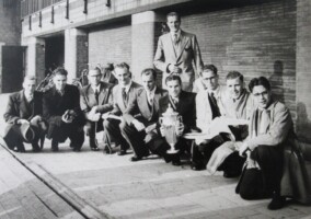 1948 Headacht: (vrnl): Guus van Dale, Piet van Schelt, Henk Alberts, Wim van der Bunt, Tom Neumeijer, Herman Coerman, Henk van der Meer, Lex Heemskerk (slag), Eddy Palmboom (stuurman) en staand Coach Guus Helmers beschrijving