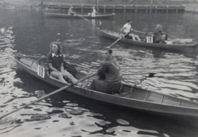 1947. Wedstrijd rond eiland van Dordrecht. Eenpersoons outrigged wherry: Wim van der Bunt en Bep Piet (st)