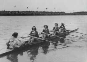 1948 Dames Dubbelvier op de Bosbaan. Bep Piet (boeg), Gerda Langereis, L van Rossem, Greet Dusseldorp (slag), Bobby van der Meer (stv)