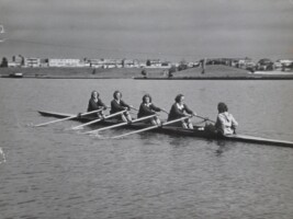 1948 Dames Dubbelvier op de Bosbaan. Bep Piet (boeg), Gerda Langereis, L van Rossem, Greet Dusseldorp (slag), Bobby van der Meer (stv)