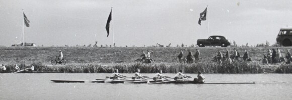 1948 Dames Dubbelvier op de Bosbaan. Bep Piet (boeg), Gerda Langereis, L van Rossem, Greet Dusseldorp (slag), Bobby van der Meer (stv)