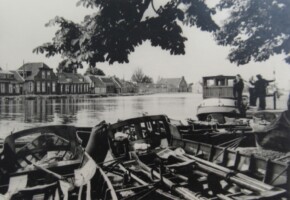 1951, Nachtwedstrijd. Boten klaar voor vertrek bij het Rechthuis te Uithoorn