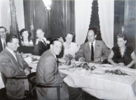 1951, 80e verjaardag Carel W Kok. Uiterst links Henk en Bobby van der Meer, middenvoor Herman Boelen