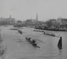 1952 Head. Rob Jansen (boeg), Jan Nietfeld, Rijk Loek, Luut Reiding, Lex Heemskerk, Harry Brunmayer, Henk Alberts, Piet van Schelt (slag), Okkie Boskamp (stm) (ik denk ploeg nummer1 MH)