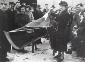 1952, Op de dag van de snerttocht is de door Tinus gebouwde hoogst elegante nieuwe tub gedoopt. Daar zijn geen filmoperateurs aan te pas gekomen en geen champagne en het komt in maar één krant(je), maar daarom is deze sobere plechtigheid de toeschouwers niet minder waard geweest. En de vlag, die over de boeg van de dopeling was gedrapeerd, verborg geen statig, geen lang en geen dichterlijk woord, maar een hypervertrouwde, gezellige naam, die alle aanwezigen de grote mevrouw van Leuven bij het wegtrekken van de vlag verrast en met veel instemming hoorden noemen. Dit schip is genoemd naar zijn bouwer als blijk van de gevoelens, die Willem III heeft voor de hele familie van Leuven, die er dan ook in haar geheel bij werd betrokken.