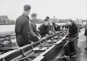 1952?, stormboorden worden gemonteerd door oa Harry Prins en Charles Koppe (2e en 3e van links)