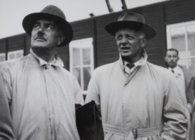1953 In de vroege morgen van maandag 24 augustus 1953 werd de eerste paal voor ons nieuwe clubgebouw geslagen, in aanwezigheid van burgemeester mr. A. J. d'Ailly (rechts). Links vice-voorzitter Willem Heyink