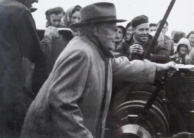 1953, 24 augustus, de eerste paal voor de nieuwbouw aan de Jan Vroegopsingel, door ere-voorzitter Carel W Kok