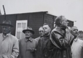 1953, 24 augustus, de eerste paal voor de nieuwbouw aan de Jan Vroegopsingel. vlnr burgemeester D'Ailly, Carel W Kok ??, ??, Joop Meyjes, ??