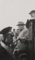 1953, 24 augustus, de eerste paal voor de nieuwbouw aan de Jan Vroegopsingel, door ere-voorzitter Carel W Kok
