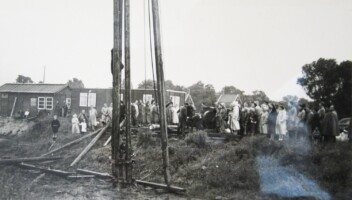 1953, 24 augustus, eerste paal voor de nieuwbouw aan de Jan Vroegopsingel