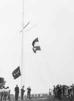 1954 Zaterdag 19 Juni opening van het nieuwe clubgebouw, toen volgde het plechtige ogenblik van vlaghijsen: Eerst hees Mr. Bruyn het Nederlandse dundoek, daarna Wethouder De Roos de Amsterdamse vlag en tenslotte onze Ere-voorzitter de clubvlag.