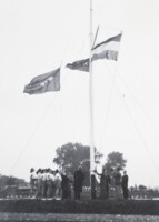 1954 Zaterdag 19 Juni opening van het nieuwe clubgebouw, toen volgde het plechtige ogenblik van vlaghijsen: Eerst hees Mr. Bruyn het Nederlandse dundoek, daarna Wethouder De Roos de Amsterdamse vlag en tenslotte onze Ere-voorzitter de clubvlag.