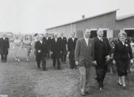 1954 Zaterdag 19 Juni opening van het nieuwe clubgebouww, toen volgde het plechtige ogenblik van vlaghijsen: Eerst hees Mr. Bruyn het Nederlandse dundoek, daarna Wethouder De Roos de Amsterdamse vlag en tenslotte onze Ere-voorzitter de clubvlag.