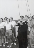 1954. Zaterdag 19 Juni opening van het nieuwe clubgebouw, toen volgde het plechtige ogenblik van vlaghijsen: Eerst hees Mr. Bruyn het Nederlandse dundoek, daarna Wethouder De Roos de Amsterdamse vlag en tenslotte onze Ere-voorzitter de clubvlag.