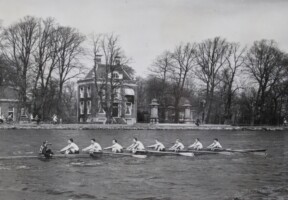 1954, 2e Divisie acht wellicht?? Met: J. Oepkes bg, A. J. Smaal, H. Veenstra, C. A. Stants, W. F. Arndt, H. Hulshof, J. B. Sölner, H. Verhaagen, sI. J. Boelen, st. Vlak na de start bij Ouderkerk voor Oostermeer