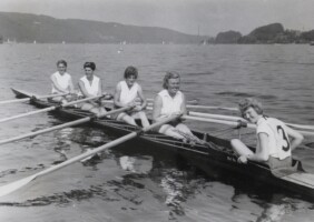 1955, Baldeneysee bij Essen, 16/17 juli, Bep Piet (boeg), Bep Cortlever, Wil Blauw, Mies Hylkema (slag), Marijke Ie Comte (stuurvrouw)