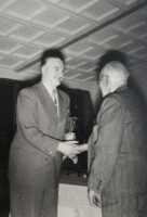 1955, eerste jaarvergadering in nieuwe clubgebouw, CW Kokprijs voor de Heer Bakker