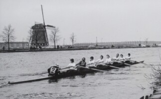 1962 Dameshead. Carolien Sterk, Francis Gerdingh, Hanneke Henke, Loes Couzy, Jeannette van Veen, Agnes de Goederen, Ineke Brandt, Wil Brunmayer-Schilt (slag), Yvonne Verseef - stuurvrouw.