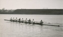 1941. "Oude Acht, Head of the River, werd vijfde, 44 seconden achter de prijswinnaars en 16 seconden voor De Hoop. Wij mogen hierbij niet vergeten dat alleen de 4 slagen (Frans Borghols, Henk v. d. Meer, Georg Schiller, Johan Janssen) geroutineerde krachten zijn. Het roeien van de boeg F. van Rossum en stuurman Adriaan Kooyman (2e boeg) was zeer verdienstelijk, doch beide zijn als achtroeiers te licht. Van de nummers 3 en 4 (Herman Coerman en Robbert van Rossum) was de techniek nog onvoldoende. Waar Coerman pas kort roeit, zal serieuze oefening hem zeker op een hoger peil brengen."