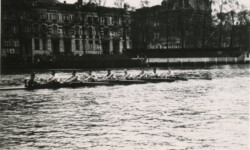 1941. Jonge acht, Head of the River. "In de tweede divisie waren de onzen 46 seconden achter de prijswinnaars (Het Spaarne), zij werden 8e. De slag Wim Drost gaf het tempo aardig aan, soms iets te gejaagd. Technisch was nummer zeven (Wim Couzy) de beste. Beide stuurlieden, Nicolaas Zeijde en Guus Van Dale, komt een woord van lof toe voor hun kundig sturen."