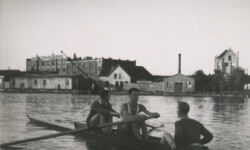 1941. Koninklijke Hollandia, oude twee, Henk van der Meer (boeg), Frans Borghols (slag), Egbert Alderse Baes (stuur)