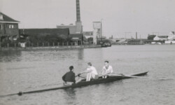 1941. Koninklijke Hollandia, overnaadse twee, Christiaan Wiegmink (boeg), Guus Helmers (slag), Leonard van den Bos (stuur)