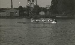 1941 Koninklijke, lichte vier. Adriaan Kooymans (boeg), Guus van Dale, Willem van Rossum, Eddy Palmboom (slag) en Louis van der Poll (stuur).
"Kereltjes, het was wat je noemt roeien. Nog een beetje meer hardheid en je hebt ze. Het vertrouwen in jullie heb je zeer zeker niet beschaamd."