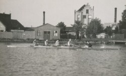 1941, Hollandia, overnaadse Vier, Frederik Lonzième (boeg), Louis Nering Bögel, Lucas Kornman, Johan de Jongh (slag), Louis Van der Poll (stuur)